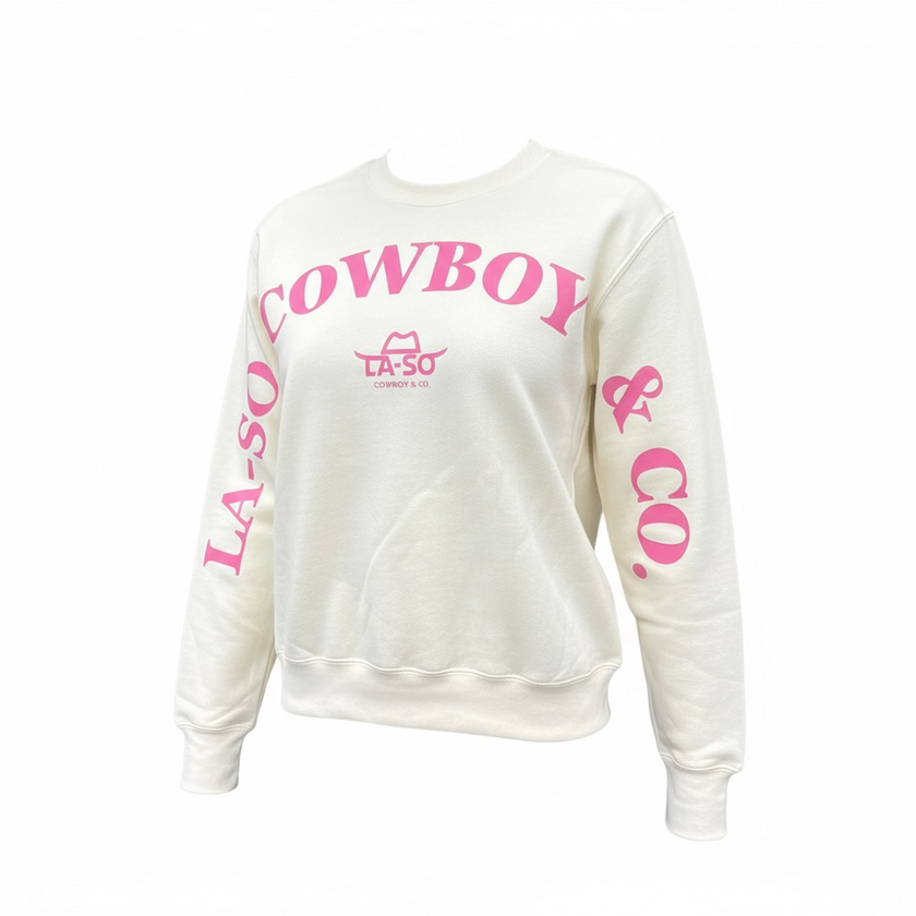 Un chandail ivoire à manches longues avec le texte rose LA-SO COWBOY & CO. à l'avant sur le devant et les manches. Le logo central LA-SO est surmonté d’un chapeau cowboy stylisé rose. 