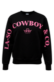 Un chandail noir à manches longues avec le texte rose LA-SO COWBOY & CO. à l'avant sur le devant et les manches. Le logo central LA-SO est surmonté d’un chapeau cowboy stylisé. 