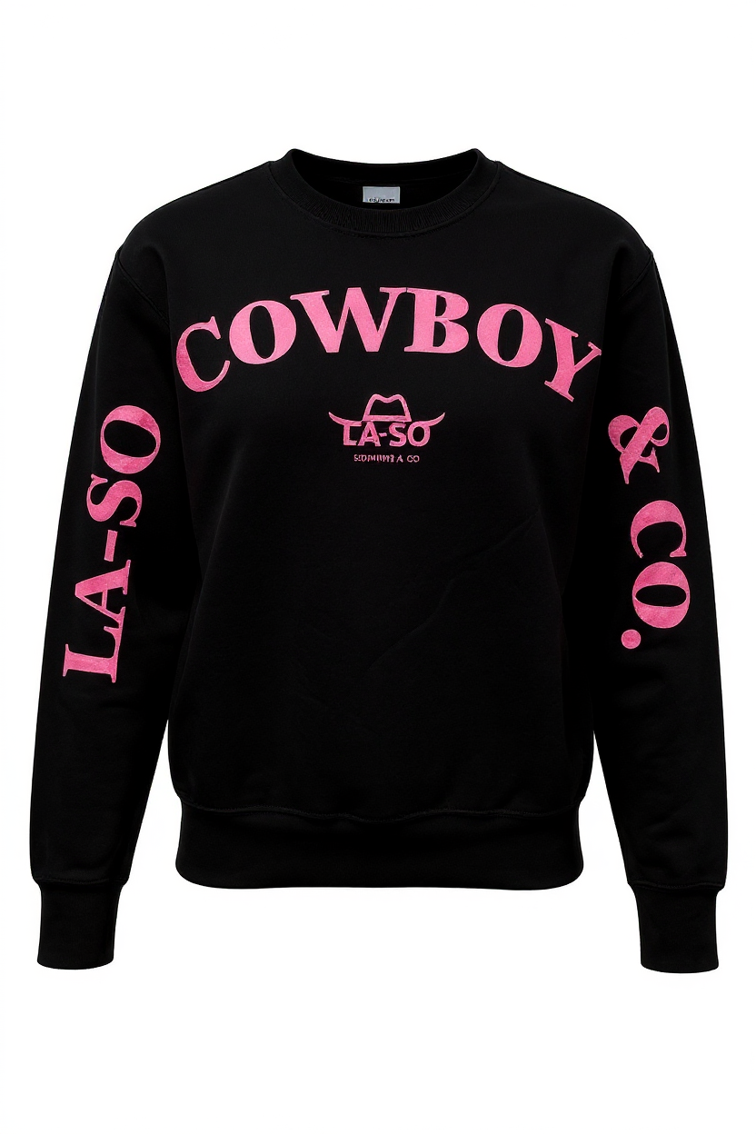 Un chandail noir à manches longues avec le texte rose LA-SO COWBOY & CO. à l'avant sur le devant et les manches. Le logo central LA-SO est surmonté d’un chapeau cowboy stylisé. 