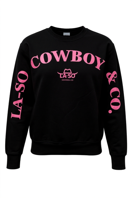 Un chandail noir à manches longues avec le texte rose LA-SO COWBOY & CO. à l'avant sur le devant et les manches. Le logo central LA-SO est surmonté d’un chapeau cowboy stylisé. 