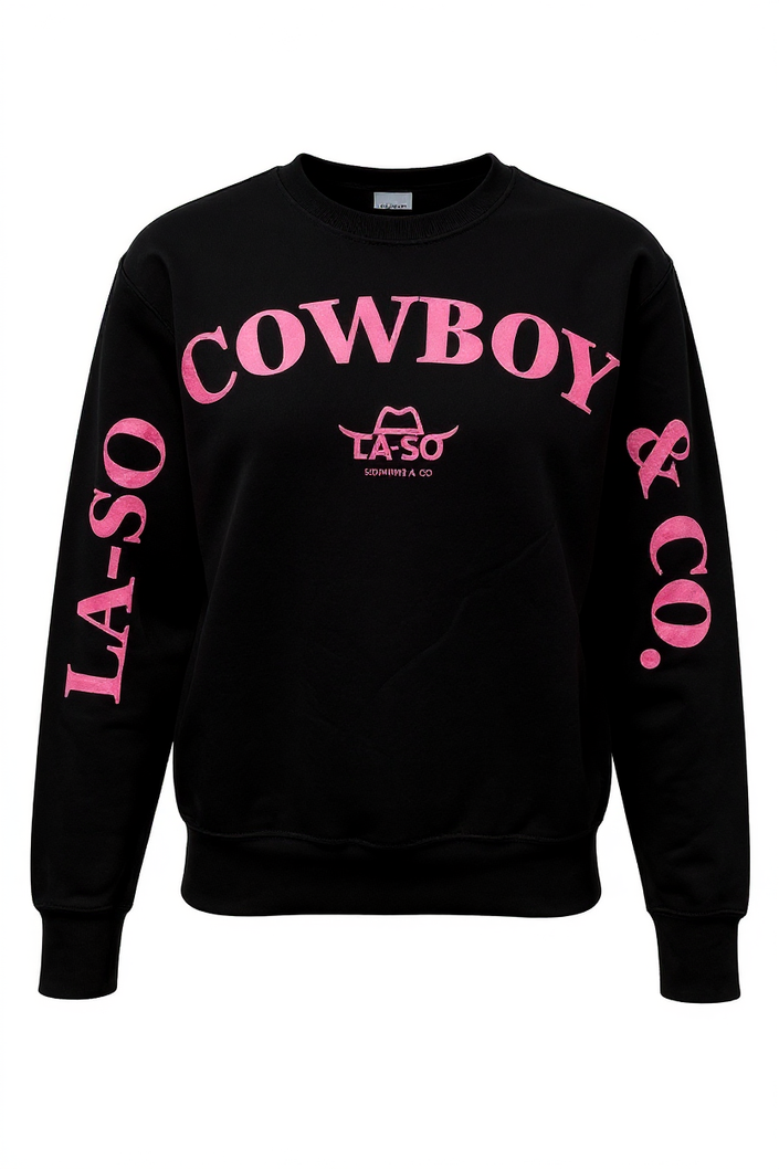 Un chandail noir à manches longues avec le texte rose LA-SO COWBOY & CO. à l'avant sur le devant et les manches. Le logo central LA-SO est surmonté d’un chapeau cowboy stylisé. 