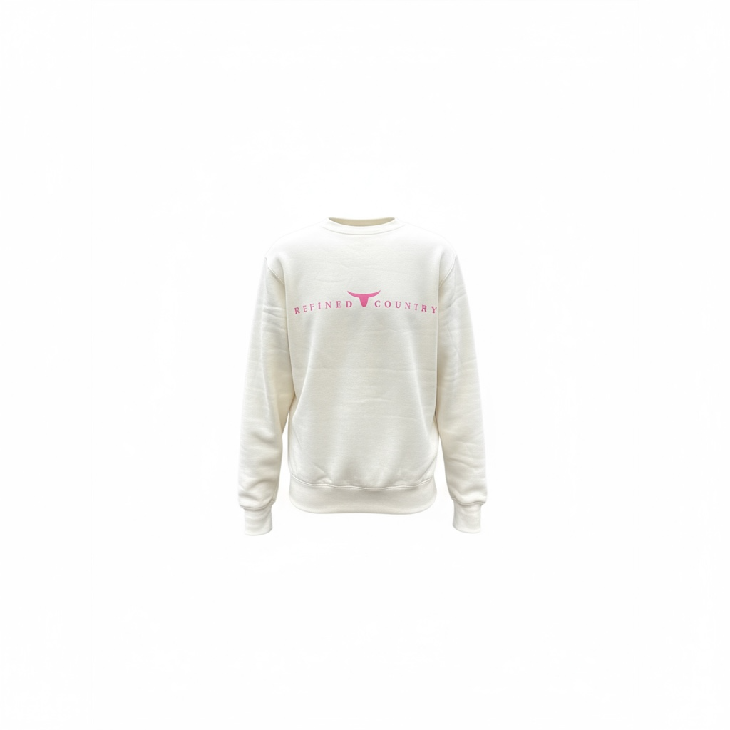 Un crewneck ivoire à manches longues, coupe droite, avec l’inscription “REFINED COUNTRY” en rose au dos.
Entre les mots, un symbole de longhorn stylisé évoque l’esprit country chic propre à La-So Cowboy & Co.
Le design est minimaliste, moderne et raffiné.