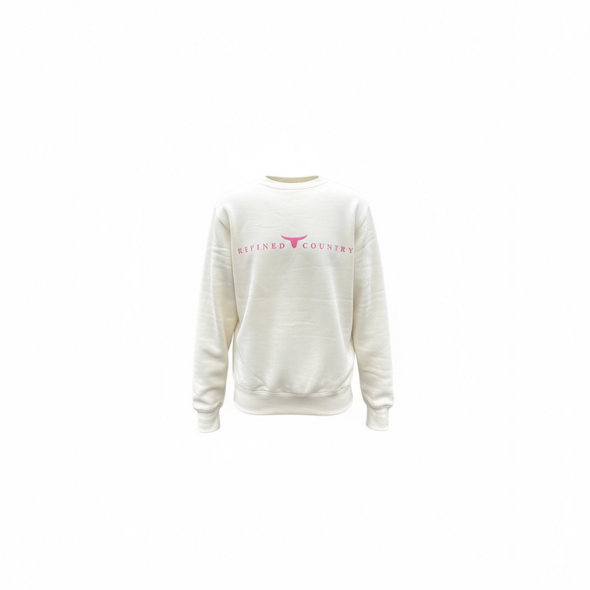 Un crewneck ivoire à manches longues, coupe droite, avec l’inscription “REFINED COUNTRY” en rose au dos.
Entre les mots, un symbole de longhorn stylisé évoque l’esprit country chic propre à La-So Cowboy & Co.
Le design est minimaliste, moderne et raffiné.