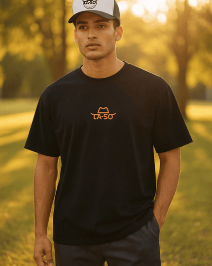 T-shirt premium Noir, vue de face, avec imprimé de couleur caramel, logo La-So au centre de la poitrine