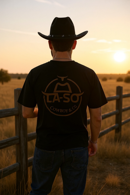 T-shirt premium noir, vue de dos, avec imprimé caramel du logo emblématique de La-So, impression plein largeur.