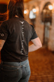 T-Shirt crop La-So noir sur mannequin