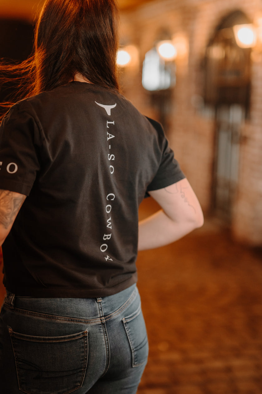 T-Shirt crop La-So noir sur mannequin
