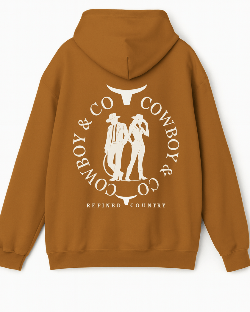 Hoodie caramel au dos le logo Le Duo C&C deux silhouettes — un cowboy et une cowgirl encadrées par deux têtes de longhorn stylisées et le texte “COWBOY & CO – REFINED COUNTRY