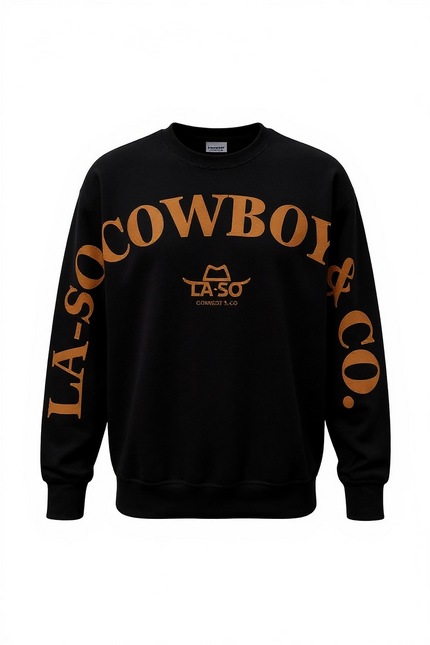 Un chandail noir à manches longues avec le texte de couleur caramel LA-SO COWBOY & CO. sur le devant et les manches. Le logo central LA-SO est surmonté d’un chapeau cowboy stylisé. Style affirmé et country chic.