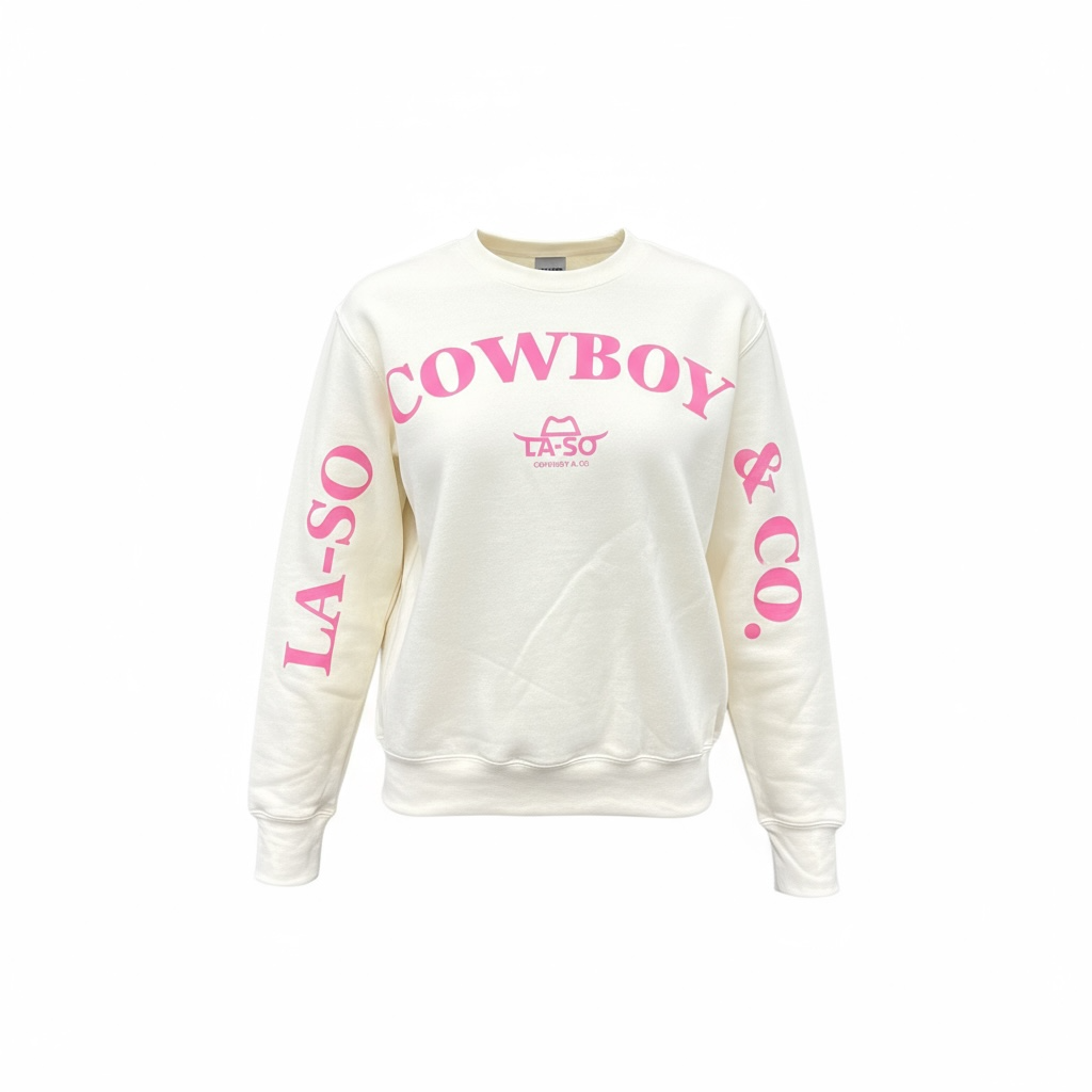 Un chandail ivoire à manches longues avec le texte rose LA-SO COWBOY & CO. à l'avant sur le devant et les manches. Le logo central LA-SO est surmonté d’un chapeau cowboy stylisé rose. 