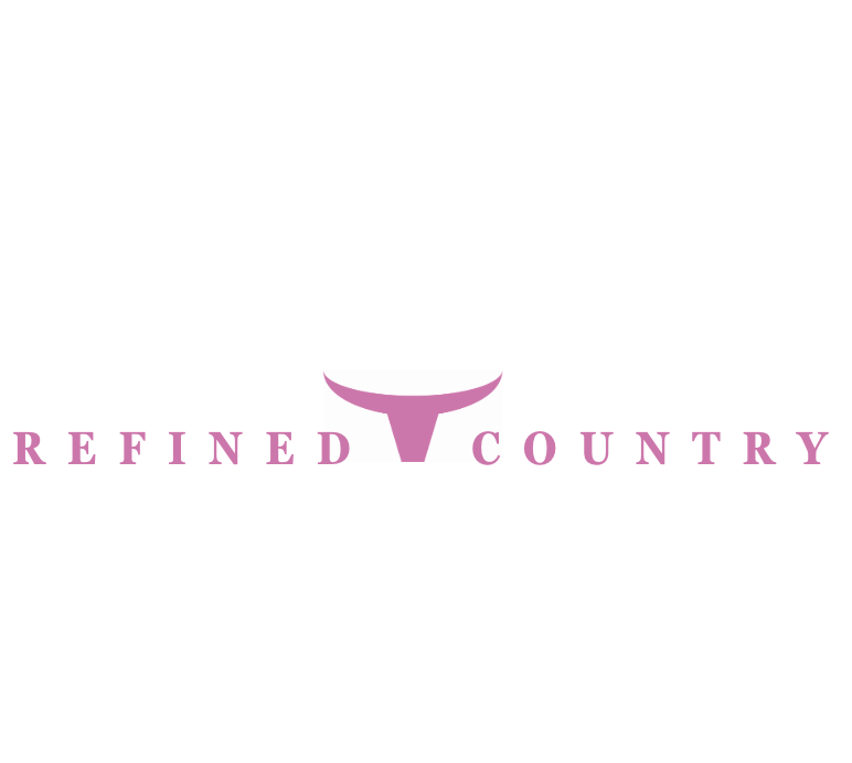 logo “REFINED COUNTRY” en rose.
Entre les mots, un symbole de longhorn stylisé évoque l’esprit country chic propre à La-So Cowboy & Co.
Le design est minimaliste, moderne et raffiné.