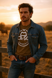 T-shirt caramel , vue face, logo emblématique le Rancher pleine grosseur, centré à la poitrine, avec veste en denim sur mannequin.